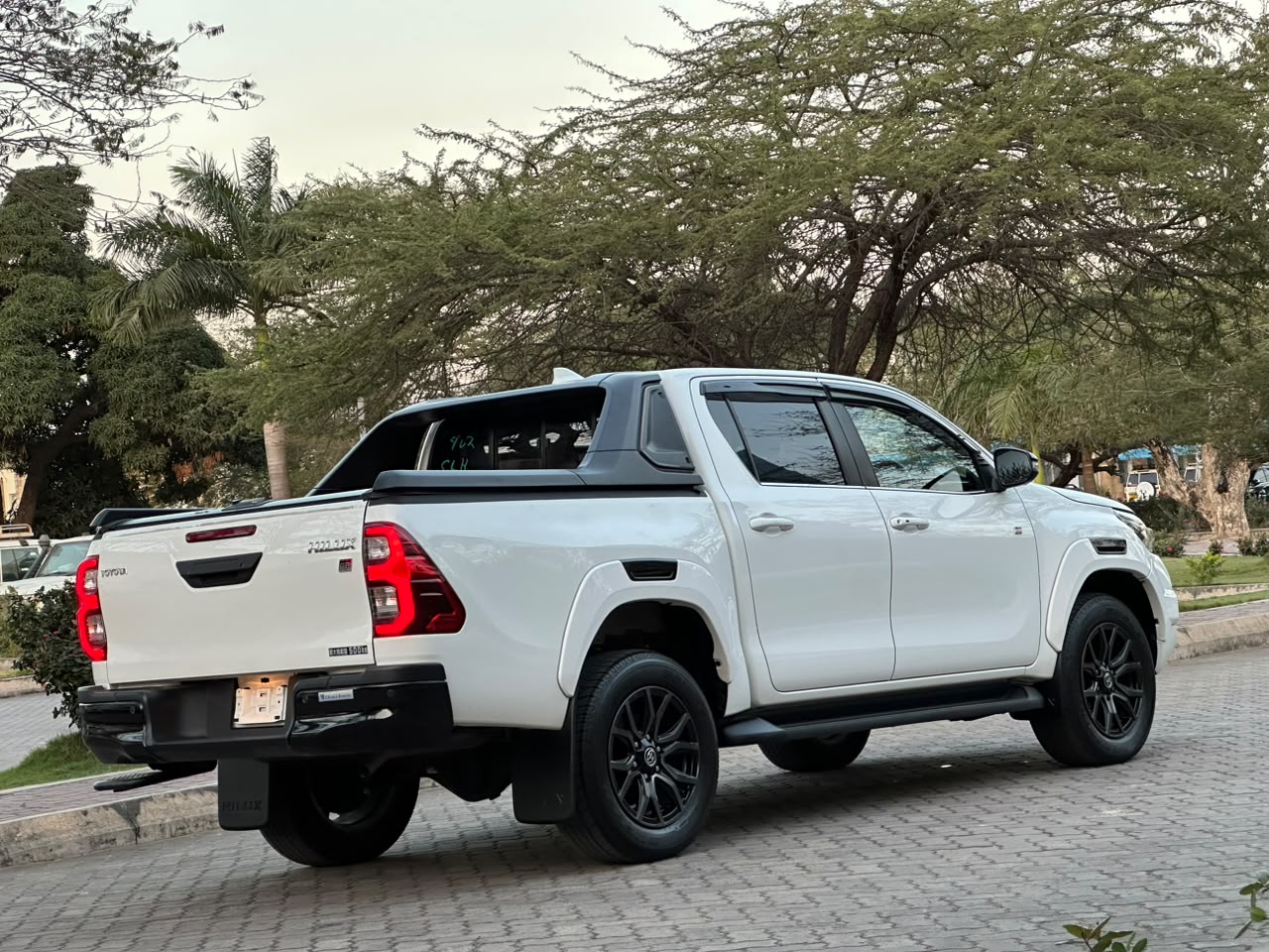 TOYOTA HILUX DOUBLE CABIN thumbnail 3